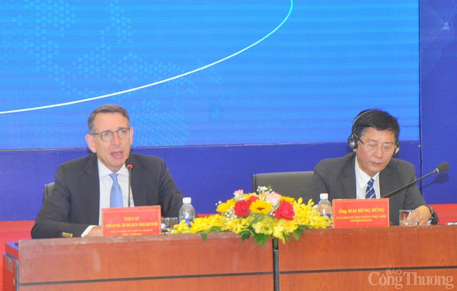 TS. Frank-Jurgen Richter - Chủ tịch Diễn đàn Hợp tác Kinh tế châu Á, phát biểu tại họp báo